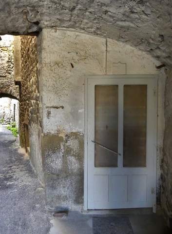 Elévation ouest, sous le passage couvert. Porte.