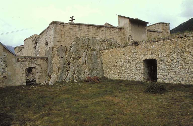 Donjon. Saillant 2 (arrière droit) de la batterie supérieure pris du terre-plein arrière de la batterie attenante de droite. A droite traverse en maçonnerie et latrines P. A gauche, traverse du bâtiment B1.