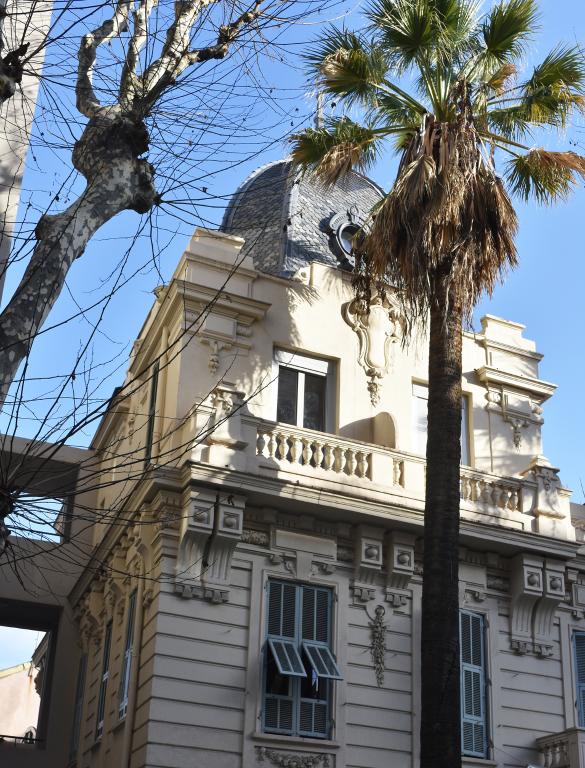 maison de villégiature (villa balnéaire) dite villa Cariad puis hôtel de voyageurs dit Coquette pension puis Les bégonias puis Santa Lucia puis Select pension, actuellement résidence de location Le cèdre bleu