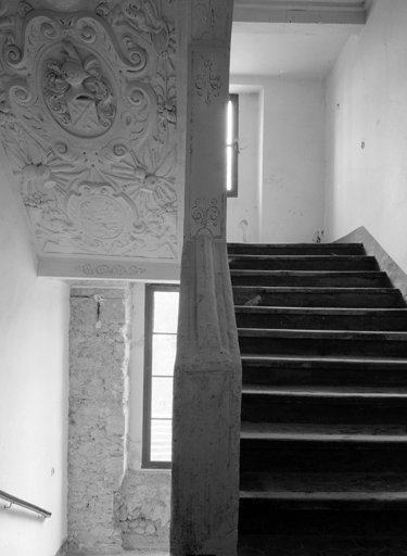 Escalier, mur d'échiffre entre la deuxième et la troisième volée.