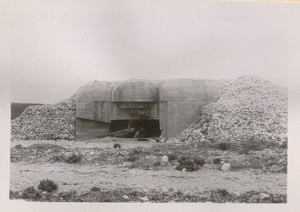 [Vue d'une casemate  (Regelbau 671) de la batterie de Laveron], 1946.