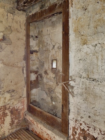 Bâtiment principal. Rez-de-chaussée surélevé, cuisine. Mur est, placard-niche.