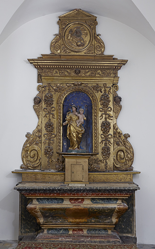 Ensemble de l'autel secondaire de la Vierge : degré d'autel, autel, gradin d'autel, retable, statue de la Vierge à l'Enfant