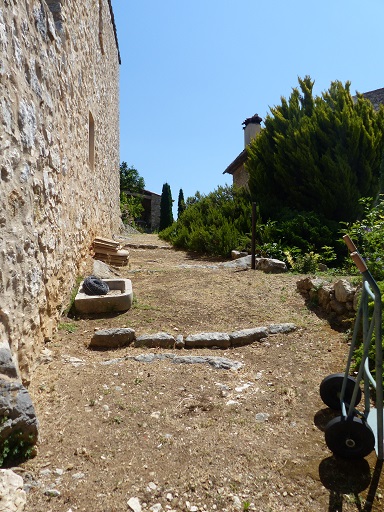 Chemin aménagé en pas d'âne au nord de la maison, permettant d'accèder à l'entrepot agricole et à l'aire à battre au nord-ouest, depuis la voie communale des Trigans. 