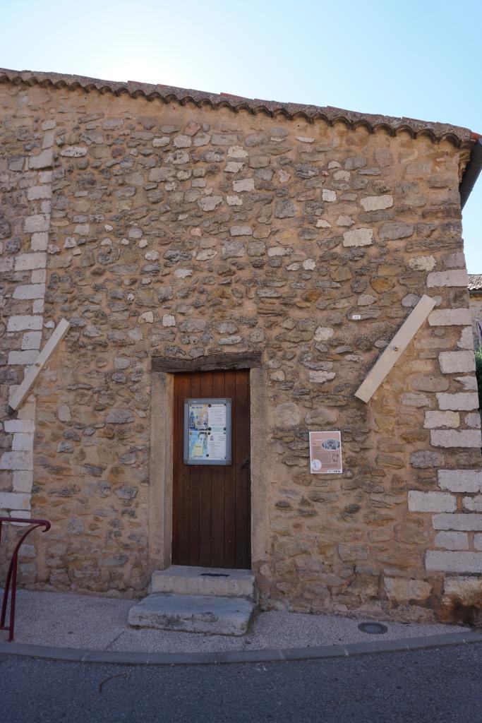 Vue extérieure du baptistère à l'angle nord-est depuis l'est.