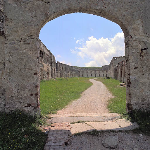 La cour intérieure du casernement vue de la partie nord.