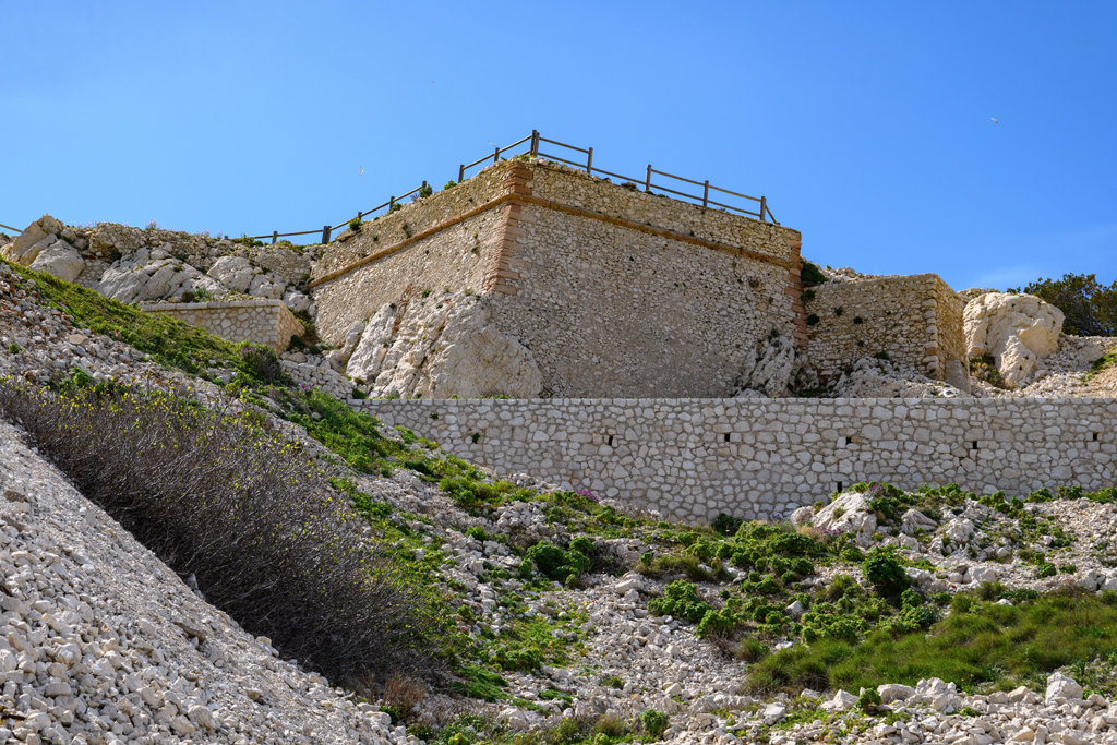 3e groupe (3a-b) front nord vu du nord en contrebas,  demi-bastion d'entrée (j) et son tambour