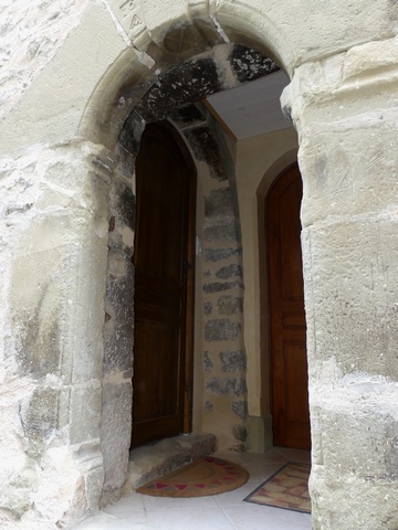 Rez-de-chaussée surélevé, mur nord. Palier de la porte du logis, détail de l'assemblage des éléments en pierre de taille.