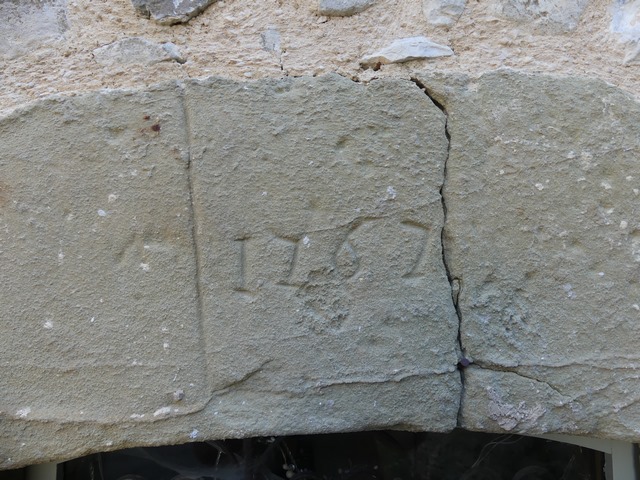 Elévation ouest, premier niveau. Petite baie en arc segmentaire, détail de la date gravée (1767).