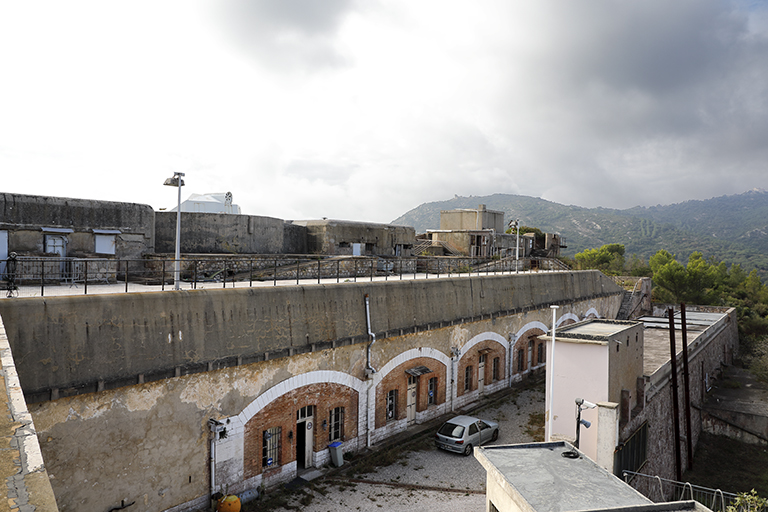 Cour et façade du casernement casematé sous l'aile droite de batterie, avec surhaussement en béton de 1906