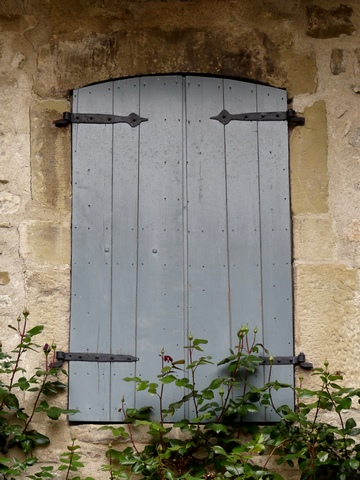Pignon sud, deuxième niveau. Fenêtre avec encadrement en arc segmentaire.