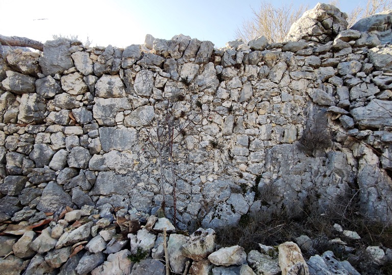 Bergerie du Trépaut (1841 E1 113). Maçonnerie mixte : à gauche en pierres sèches, à droite au liant.