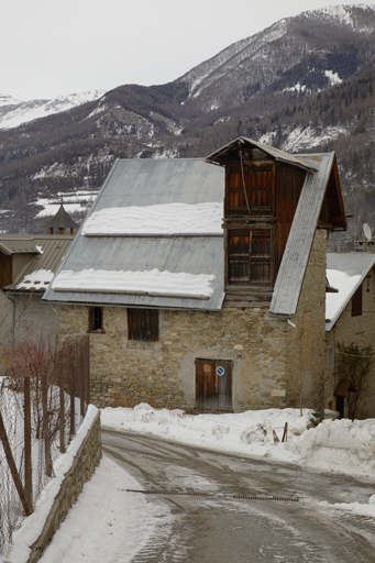 Village. Entrepôt agricole à lucarne avec deux portes superposées (parcelle AC 330).