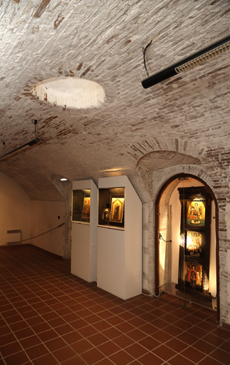 Intérieur de la tour crénelée type 1846 n° 2 ,grande casemate centrale et porte de communication axiale.