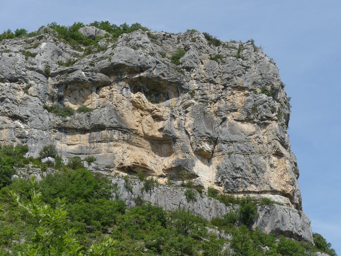 Extrémité nord de la falaise des Daumas, mur de soutènement courant le long de la plate-forme inférieure.