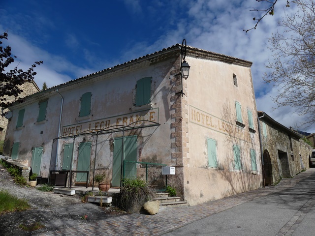 ferme seigneuriale dite l’Ecu de France, puis hôtel de voyageur dit Hôtel de l’Ecu de France