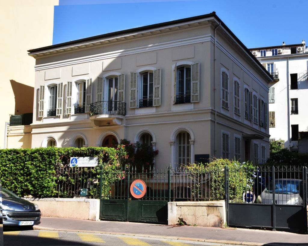 maison de villégiature (villa balnéaire) dite successivement Villa de Gaspari, Villa Rapallo puis Hôtel dit Villa Rapallo, Villa des Bambous, Hôtel des Bambous. Actuellement église adventiste du septième jour