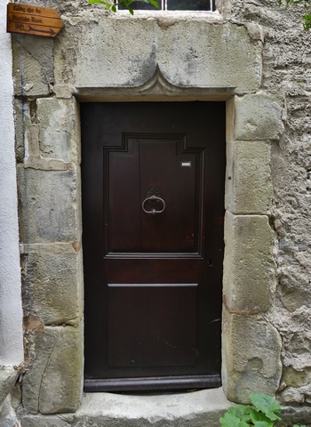 Elévation ouest, premier niveau. Porte du logis, avec linteau à double accolade en remploi.
