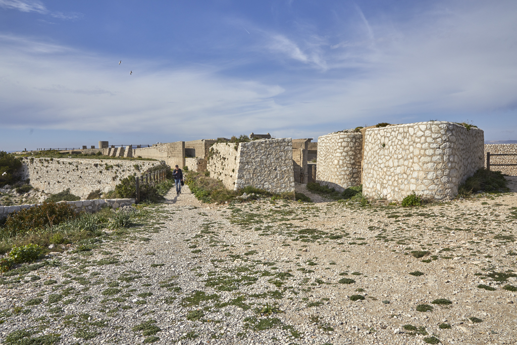 3e groupe (3b) portion du front sud et traverse pare-eclat de l'ancienne batterie française, à l'arrière plan à gauche, murs du 4e groupe