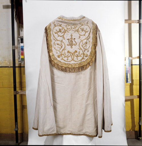 ensemble de vêtements liturgiques : chape, chasuble, 2 dalmatiques, 3 étoles, 3 manipules, bourse de corporal, voile de calice (ornement blanc)