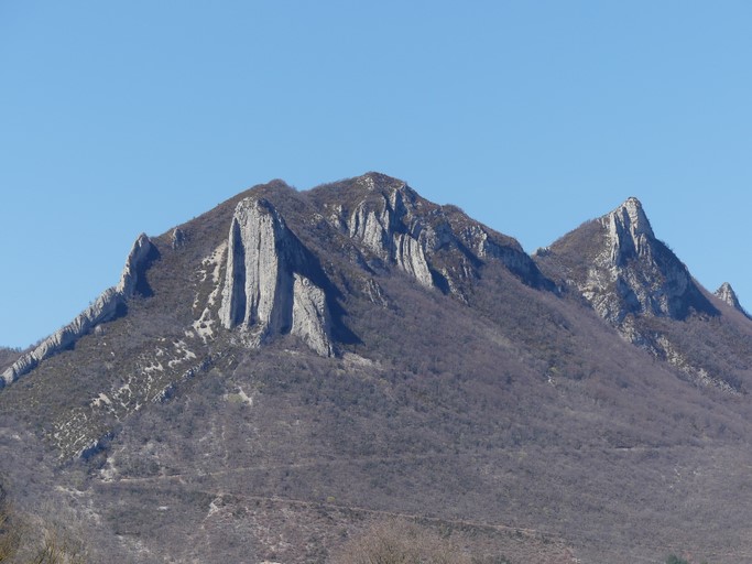 Les éminences du Rocher de Pierre Impie (à gauche) et du Roc de l'Aigle (à droite).