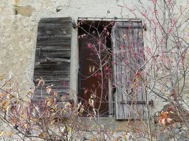 Elévation est, second niveau. Fenêtre du logis.