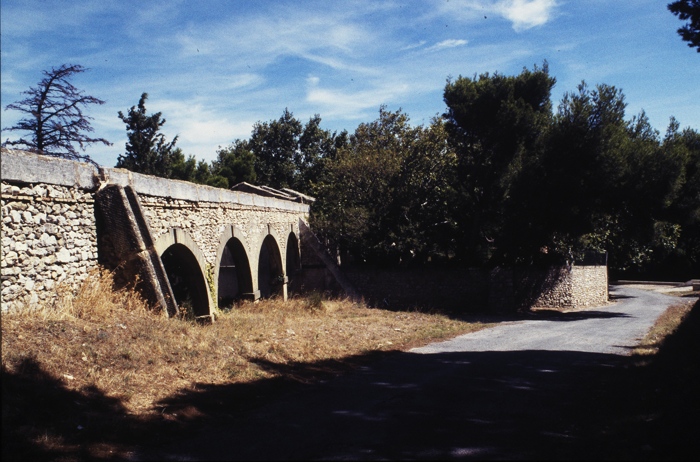 Eyguières, aqueduc.