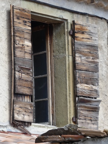 Bâtiment du logis. Elévation ouest,troisième niveau. Fenêtre équipée de contrevents en planches croisées.