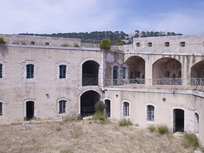 Cour intérieure du fort, vers l'angle N-E, caserne, casemates, plates-formes et coursive.