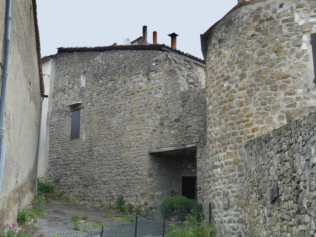 Courtine ouest. De droite à gauche : tour ouest, portail ouest et muraille de l'enceinte. Vue prise du sud-ouest.