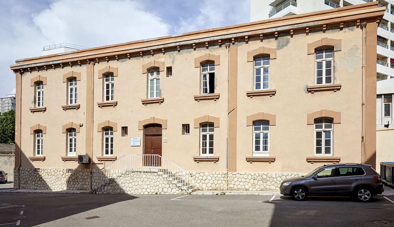 Façade d'un des bâtiments de services administratifs de la caserne.