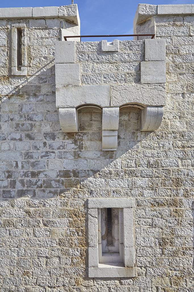 Corps de garde, détail de créneaux et bretèche vus de l'extérieur