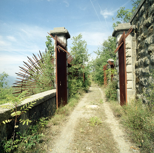 Entrée du réduit du fort, sas à ciel ouvert entre deux portes grille, vu de l'intérieur du réduit.