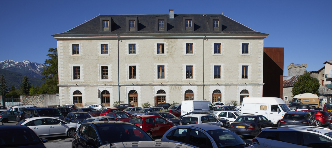 Quartier militaire Sud-Est d'Embrun, façade principale Est du magasin des vivres