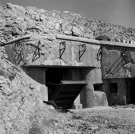 Ouvrage moderne. Bloc 1 (entrée mixte). A gauche, entrée des matériels, pont-levis à demi relevé. Créneau de J.M. A droite caponnière et entrée du personnel. Au-dessus, cloche G.F.M.