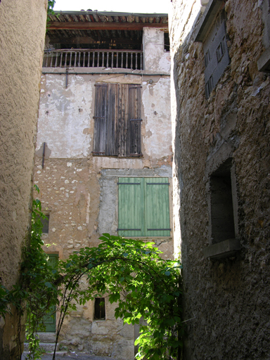 Barrême, parcelle H271. Maison à logis entre fonctions agricoles et façade de type A1 avec séchoir à loggia.