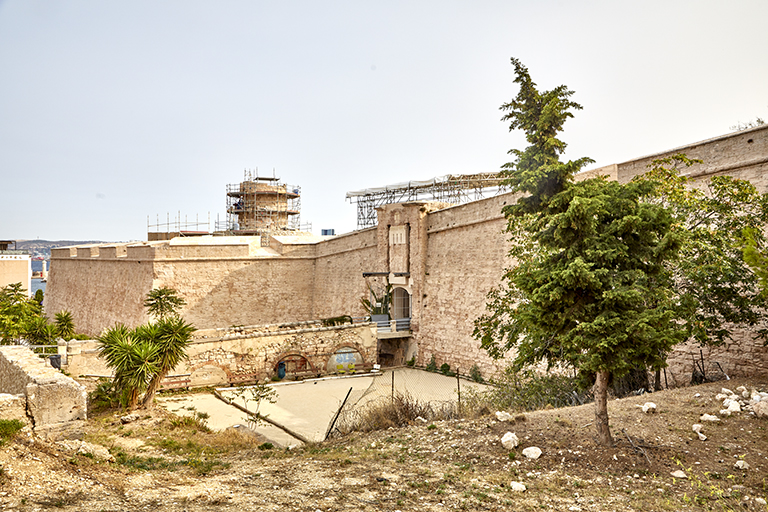 Fort St Nicolas : élévation extérieure du Front Ouest de la première enceinte, bastion du Moulin et porte de secours avec son pont dormant.