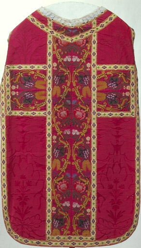 chasuble, étole, manipule, voile de calice, bourse de corporal (ornement rouge)