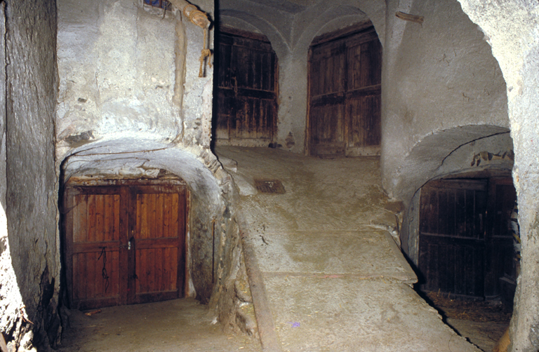 Court ouverte. Vue intérieure. La rampe des granges sépare les entrées des écuries.