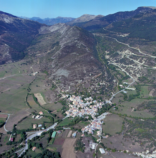 Le "village-tas" de Soleilhas adossé à la Roche.