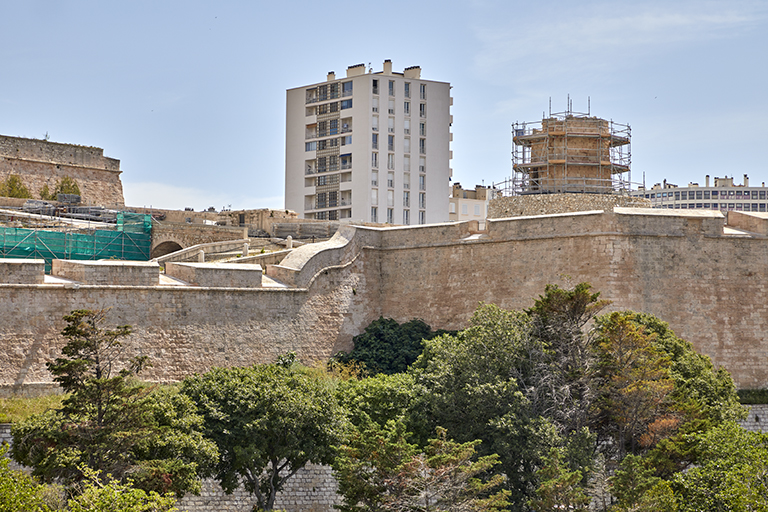 Fort St Nicolas : raccord de la courtine XVIe du Front Nord avec le bastion du Moulin; ressaut maniériste du parapet.