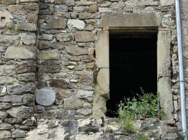 Elévation est, troisième niveau. Porte-fenêtre : encadrement remployant des éléments chanfreinés et en quart-de-rond.