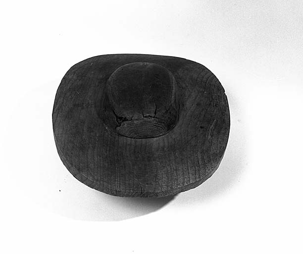 forme ou moule de mise en oeuvre artisanale : forme à repasser les chapeaux
