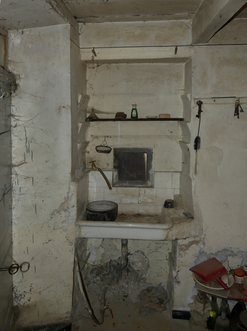 Rez-de-chaussée surélevé, cuisine. Angle nord-ouest, niche de la pile d'évier.