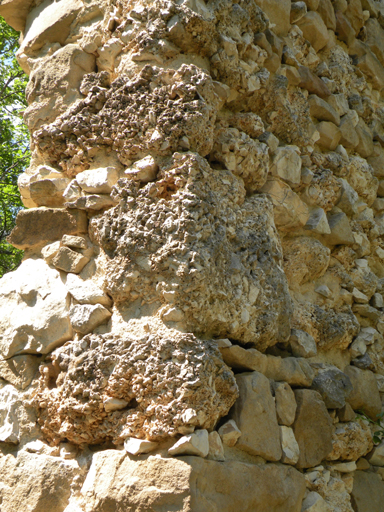 Ferme de Champ Coq. Chaîne d'angle avec blocs de brèche calcaire taillés.