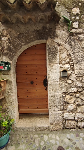 Maison (2022 AY 211). Porte du logis avec encadrement en pierre de taille calcaire en arc en plein cintre.