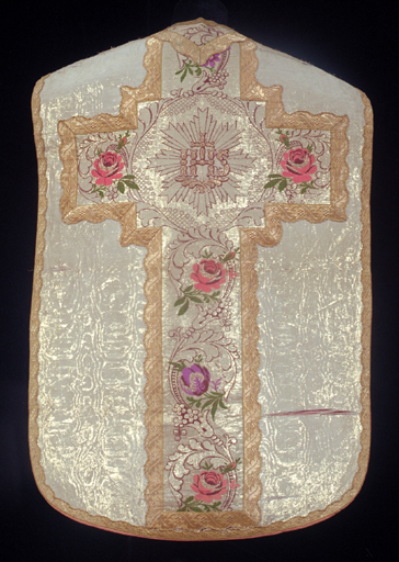 Chasuble de l'ensemble chasuble, étole, manipules, bourse de corporal et voile de calice n° 1 (ornement argent). Vue générale du dos.