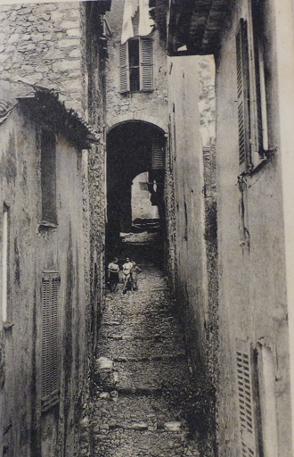 [Vue de la rue du Casse-Cou prise de l’ouest, première moitié du 20e siècle]. 