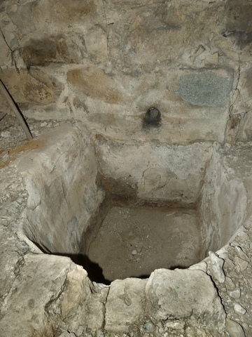 Bâtiment du logis, partie ouest. Etage de soubassement, cellier. Angle sud-est, décaissement du sol au niveau de la vidange de la cuve vinaire.