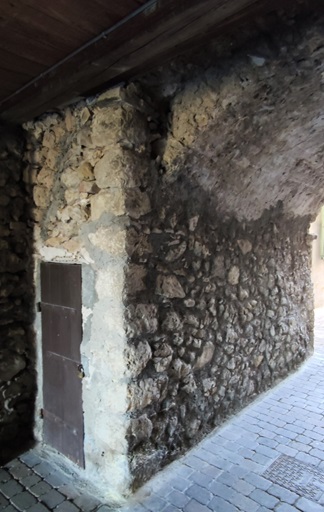 Passage couvert, volume de l'escalier. Angle sud-est, détail du départ de la voûte coffrée de la maison suivante (parcelle 2024 B 307). 